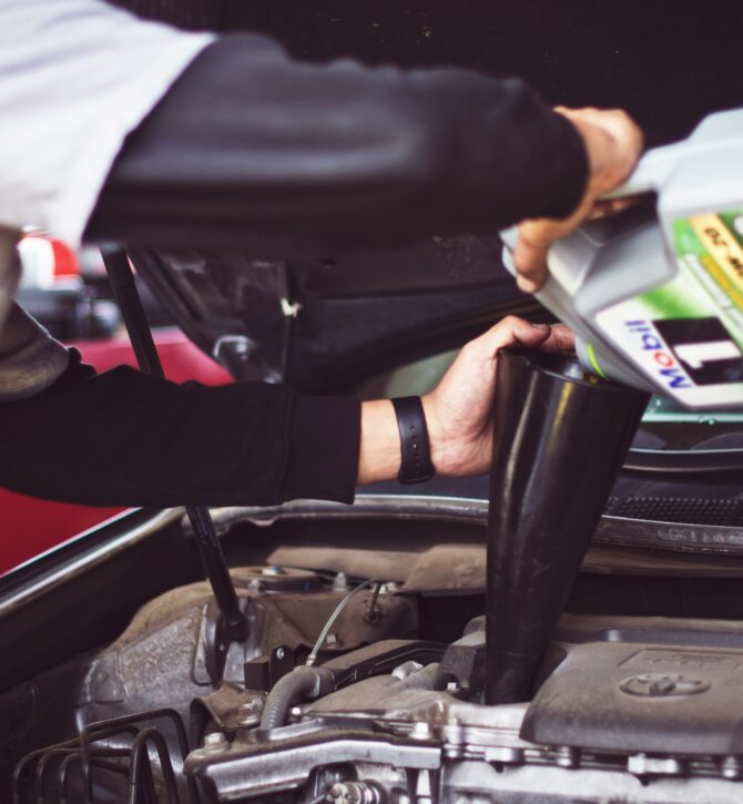 Topping up engine oil